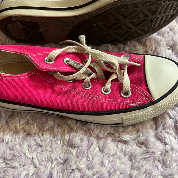 Pink low top converse - Picture 2 of 4